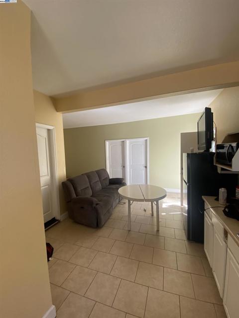 2732 Breaker Ln, Hayward CA: https://media.crmls.org/mediaz/51c6458b-3a58-42b1-a019-20b69a32c7f6.jpg