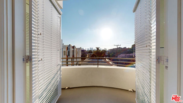8700 Chalmers Drive, Los Angeles CA: https://media.crmls.org/mediaz/51c6a0ec-773a-4c7e-a6a5-d138604a0617.jpg