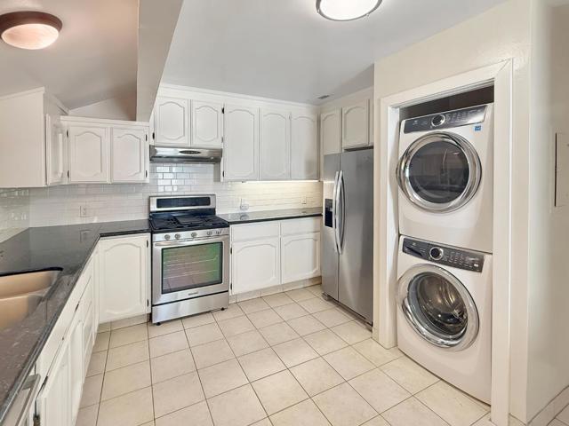 663 17th Avenue, Menlo Park CA: https://media.crmls.org/mediaz/51c6c4f8-b9a1-44af-9e34-c2a5777e6c10.jpg