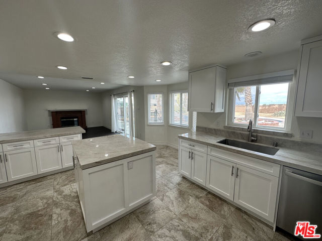 4833 Astuto Drive, Palmdale CA: https://media.crmls.org/mediaz/51c7469e-376a-46f2-95e0-a44db3790a08.jpg