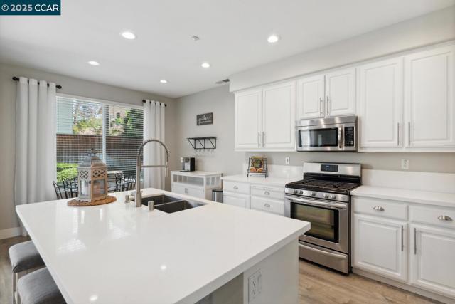 96 Heritage Way, Brentwood CA: https://media.crmls.org/mediaz/51c7fb8a-deb6-4ead-be6d-33563834d3c9.jpg