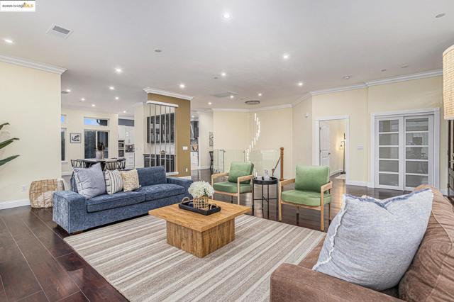 130 Arbor View Ln, Lafayette CA: https://media.crmls.org/mediaz/51c88e90-77f9-4915-8cb4-b3a2b22f5c87.jpg