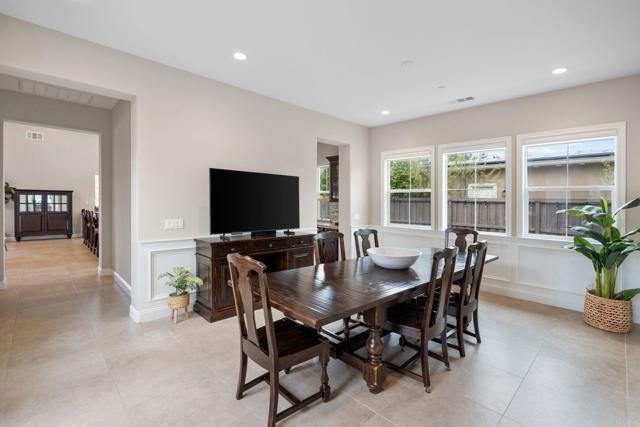 956 Urania Avenue, Encinitas CA: https://media.crmls.org/mediaz/51c91642-a24b-42be-a446-21c32e0440af.jpg