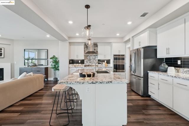 6757 Skyview Dr, Oakland CA: https://media.crmls.org/mediaz/51c9a911-3e23-43d2-bf55-a97be6be027b.jpg