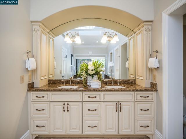 21 Deer Oaks Ct, Pleasanton CA: https://media.crmls.org/mediaz/51ca18c9-eda2-48f0-93cc-774b6ccabbf8.jpg