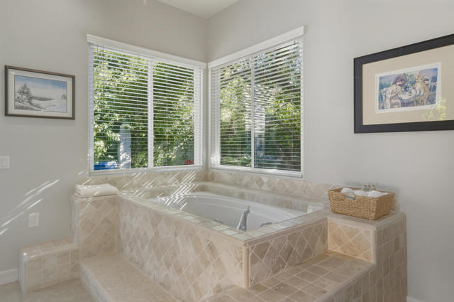 56 Oakmont Drive, Rancho Mirage CA: https://media.crmls.org/mediaz/51cacb3c-d282-43db-98d5-9f56b139eada.jpg