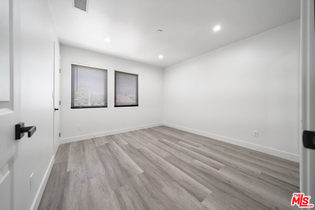 4112 1/2 S Normandie Avenue, Los Angeles CA: https://media.crmls.org/mediaz/51cb28ee-1f6b-4723-86f1-81bde2c7d94a.jpg