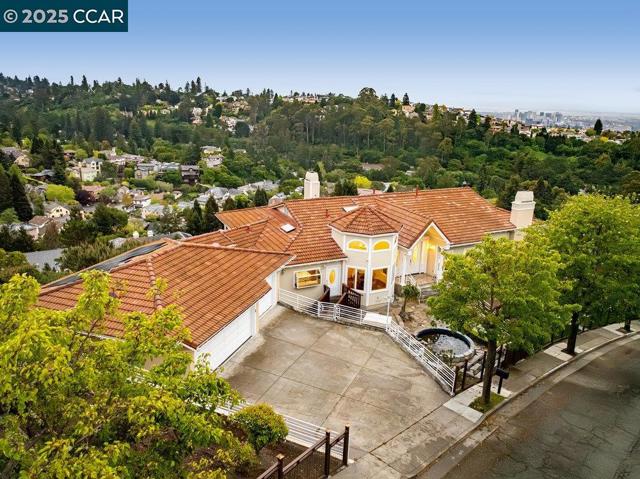 6585 Swainland Rd, Oakland CA: https://media.crmls.org/mediaz/51cc220e-0b0d-4c85-b12a-c64fb5cf18e5.jpg