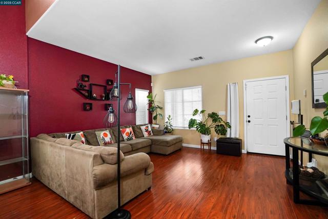 115 Montevino Ct, Oakley CA: https://media.crmls.org/mediaz/51cc9a6a-2fbf-423a-b0c2-77b20d742162.jpg