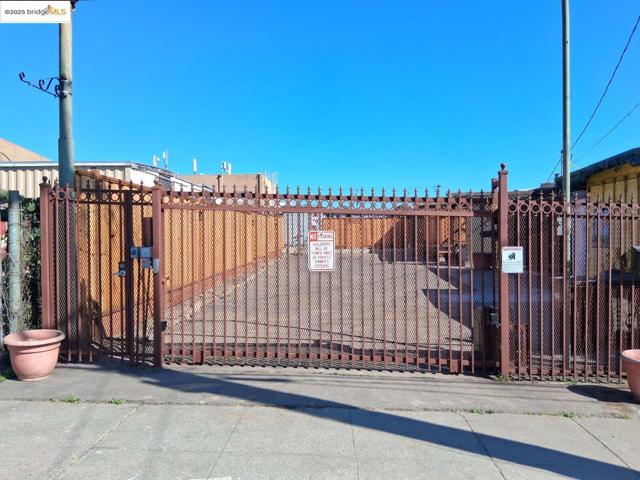 1126 11th AVE, Oakland CA: https://media.crmls.org/mediaz/51cc9f93-574b-4acb-ad30-6b05d65dbdbf.jpg