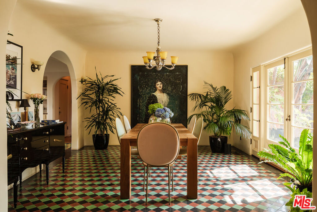 https://media.crmls.org/mediaz/51cca2ba-6a8b-43de-978a-d82aaadce94d.jpg?preset=X-Large