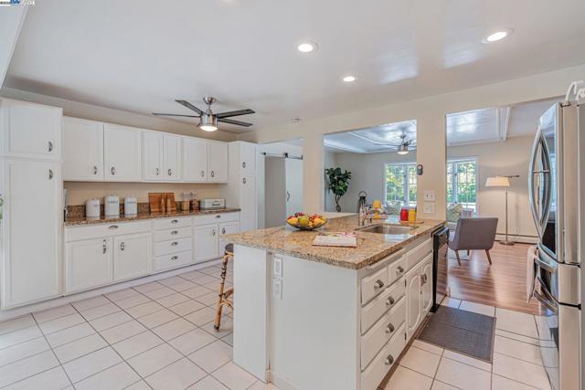 3950 Pinole Valley Rd, Pinole CA: https://media.crmls.org/mediaz/51ccfaef-e67d-4eff-abb5-ee2ed7f92eef.jpg