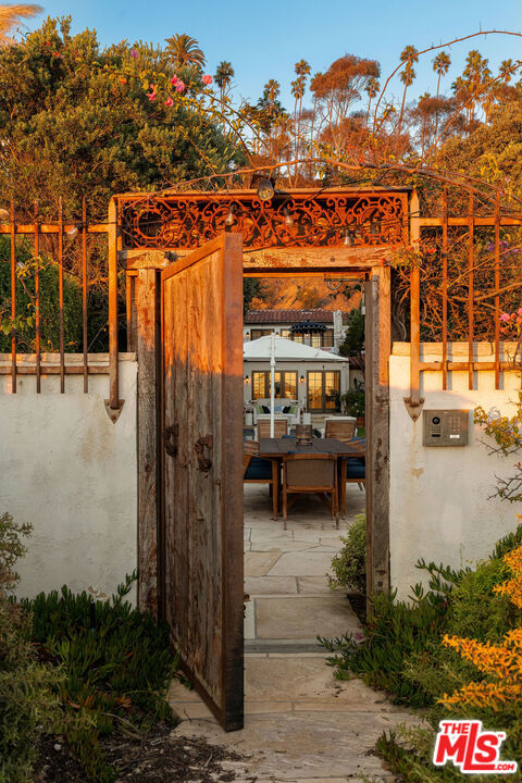 Image 58 of 72 For 705 Palisades Beach Road