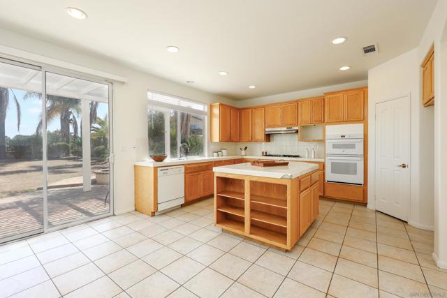 641 Serrano Ln, Chula Vista CA: https://media.crmls.org/mediaz/51cea51a-3b67-4864-a804-45e52d2d679c.jpg