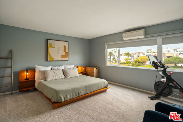6400 Pacific Avenue, Playa del Rey CA: https://media.crmls.org/mediaz/51cf52cd-3c04-403f-a11a-0027300f6ed3.jpg