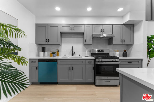 1815 Glendon Avenue, Los Angeles CA: https://media.crmls.org/mediaz/51cf8452-2f51-4c6f-aa83-ee7e7fa4702f.jpg