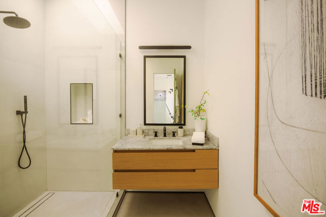 13331 Mulholland Drive, Beverly Hills CA: https://media.crmls.org/mediaz/51d0a64a-4012-44e0-a09a-423e7501bb90.jpg