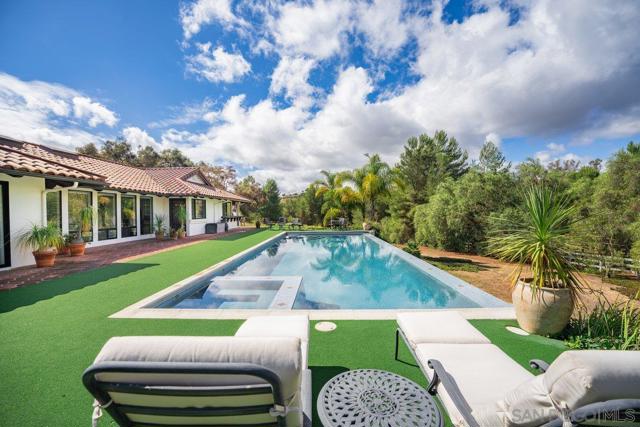 11 Country Glen Rd, Fallbrook CA: https://media.crmls.org/mediaz/51d1201b-142b-49ff-b16d-9b56e222adc1.jpg