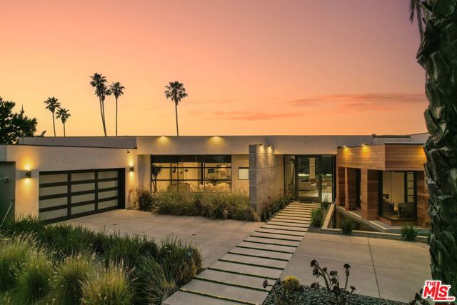 455 Castle Place, Beverly Hills CA: https://media.crmls.org/mediaz/51d198d1-0270-4f61-b574-0320060b1cd0.jpg