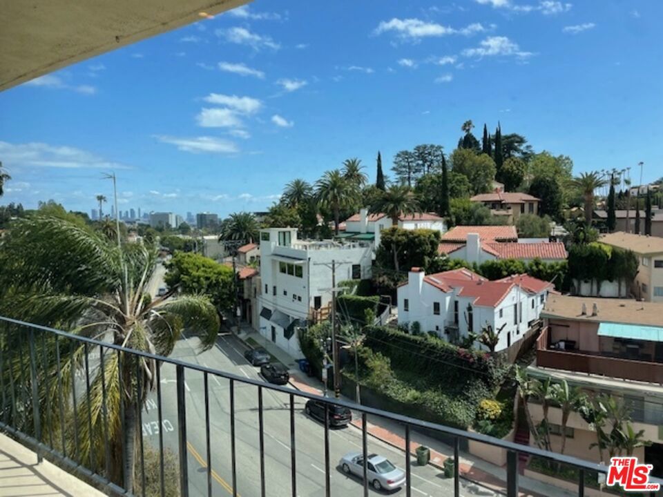 https://media.crmls.org/mediaz/51d1d56a-5103-4f0a-80db-5ed063c1862d.jpg?preset=X-Large