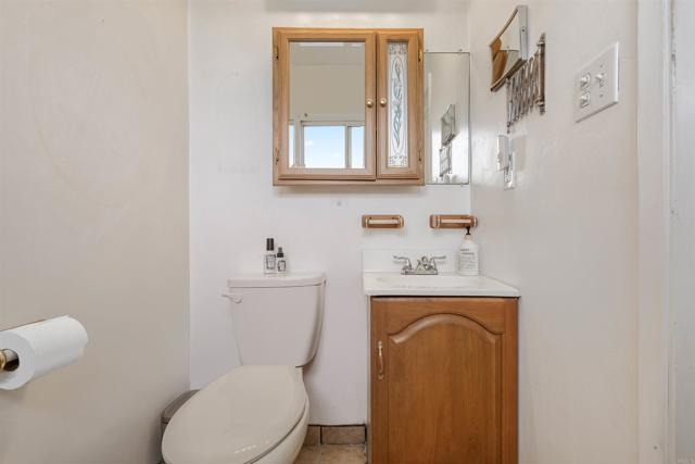 462 Carnation Avenue, Imperial Beach CA: https://media.crmls.org/mediaz/51d2a36c-3857-455f-8de7-87c00b61e280.jpg
