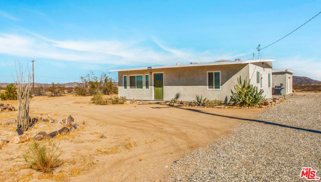 5737 Mojave Ranch Road, Joshua Tree CA: https://media.crmls.org/mediaz/51d2cfad-5397-4c2e-8146-af4d8e100188.jpg