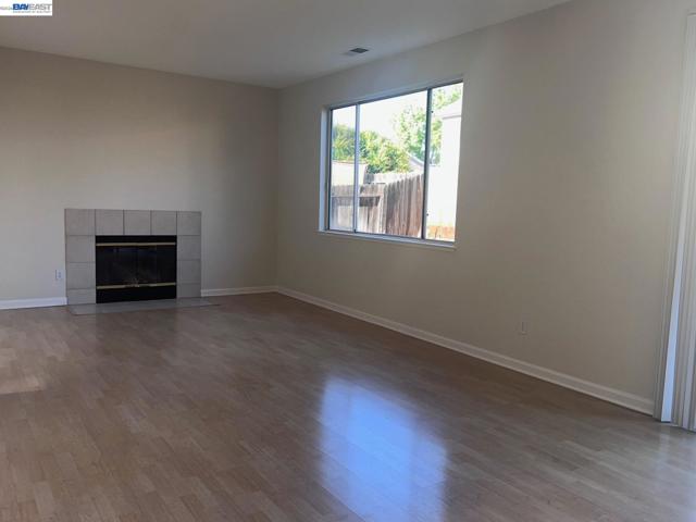 1420 Teakwood Way, Tracy CA: https://media.crmls.org/mediaz/51d3e02c-11a2-442f-8778-383786b91bd5.jpg