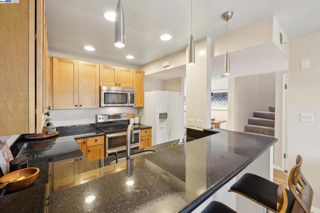 3032 CERRO VISTA, Alameda CA: https://media.crmls.org/mediaz/51d56274-dea0-4a1c-bf36-ba445e657940.jpg