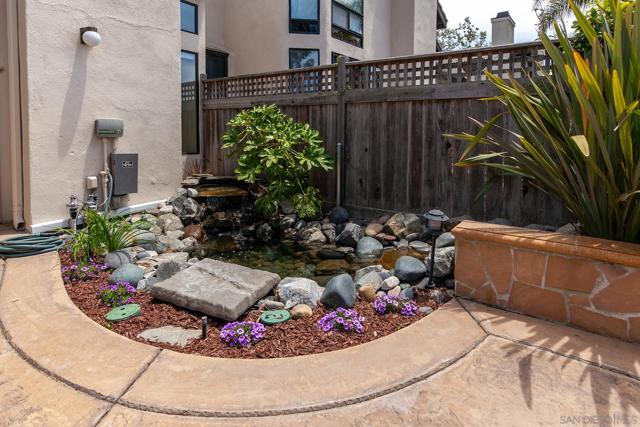 6317 CAMINITO DEL PASTEL, San Diego CA: https://media.crmls.org/mediaz/51d735c9-27da-48a4-b3a8-4c50c2ec72a1.jpg