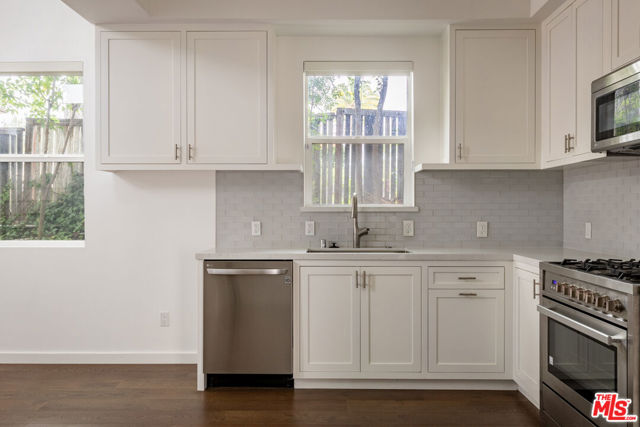 24042 Killion Street, Woodland Hills CA: https://media.crmls.org/mediaz/51d75390-392e-43a1-adc8-81d3056216c0.jpg