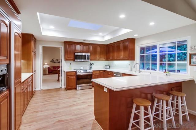 16657 Valle Verde Rd, Poway CA: https://media.crmls.org/mediaz/51d774d1-df48-4a99-95ea-ffa9e497201d.jpg