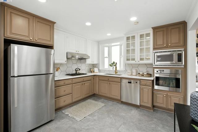 24 Riverton Dr, San Francisco CA: https://media.crmls.org/mediaz/51d7bb4e-e5a0-4da9-a37c-3a08736951fa.jpg