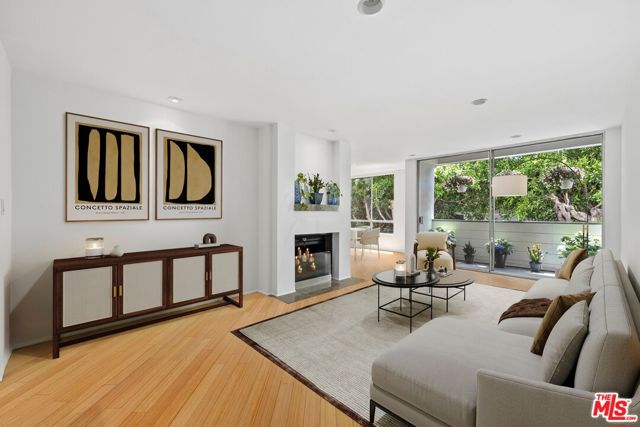 429 N Oakhurst Drive, Beverly Hills CA: https://media.crmls.org/mediaz/51d7dc22-e1db-4b6d-8345-f3518d9cd428.jpg