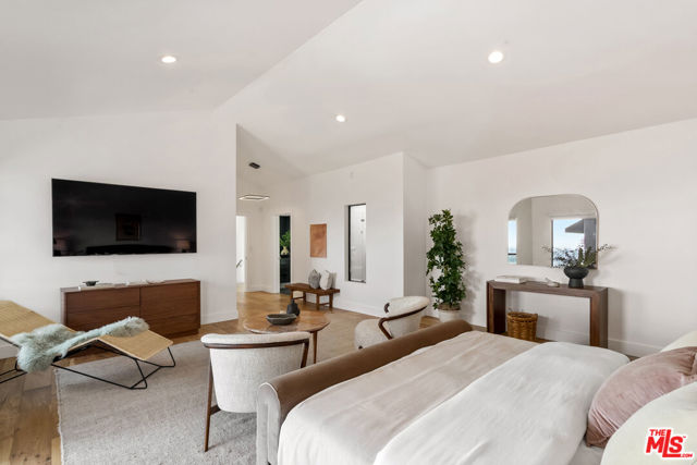 8021 Floral Avenue, Los Angeles CA: https://media.crmls.org/mediaz/51d83bfa-bb4e-4c7f-9a5b-348918e00c3a.jpg