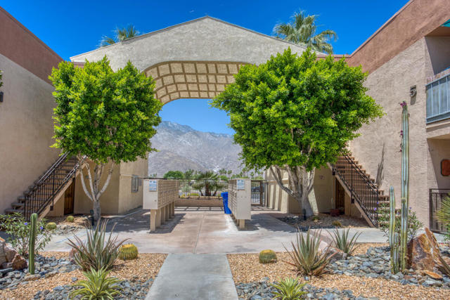 400 N Sunrise Way, Palm Springs CA: https://media.crmls.org/mediaz/51d93853-a123-45cf-9c4f-a1aac73dfc7f.jpg
