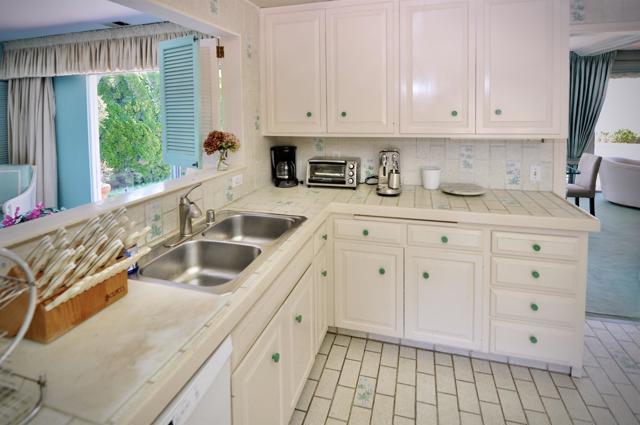 8294 Prestwick Dr, La Jolla CA: https://media.crmls.org/mediaz/51d96e47-1329-47d9-8f73-0264da66e74f.jpg