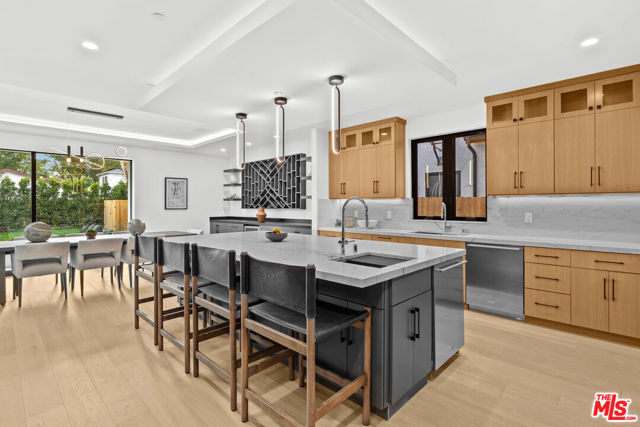 2631 Castle Heights Place, Los Angeles CA: https://media.crmls.org/mediaz/51daeebf-9c41-4f41-8184-72daf4828c0d.jpg