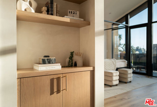 1008 Oakwood Avenue, Venice CA: https://media.crmls.org/mediaz/51db1bdc-fb6b-475b-a6e6-8284443ccf07.jpg