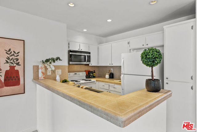 1885 Veteran Avenue, Los Angeles CA: https://media.crmls.org/mediaz/51dbab42-7996-4169-bebf-5e95a7640e37.jpg