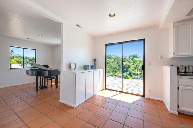 1761 Winterwarm Dr, Fallbrook CA: https://media.crmls.org/mediaz/51dccea6-cb96-440f-b441-9ac122e40996.jpg