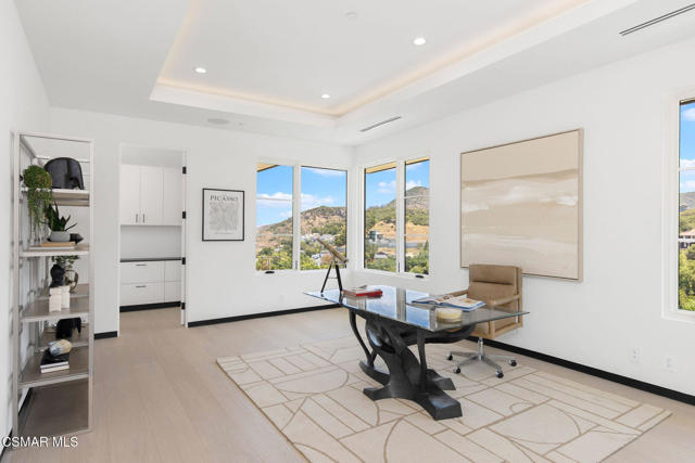 118 Giles Road, Lake Sherwood CA: https://media.crmls.org/mediaz/51dd9d64-e111-4d4d-9d65-d76ba5abba08.jpg