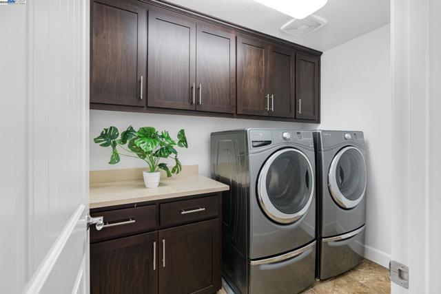 3340 Giovanni Way, Dublin CA: https://media.crmls.org/mediaz/51deb644-70ab-4c97-a05c-f36f53d2953b.jpg