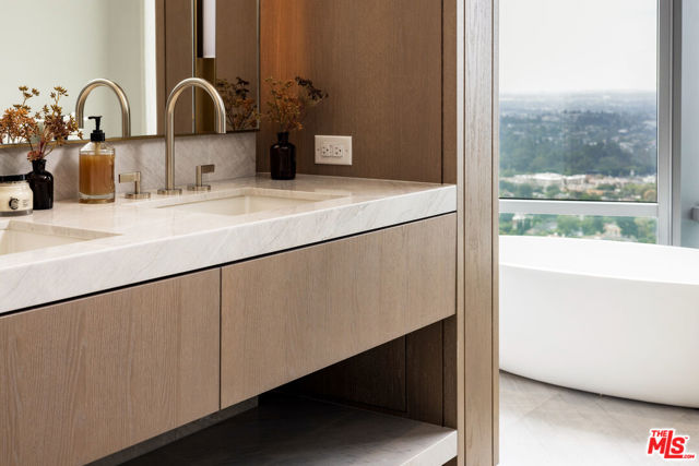 211 W Elm Court, Los Angeles CA: https://media.crmls.org/mediaz/51deb8a2-f948-4db4-a676-6966e87dd465.jpg