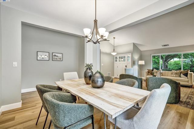 326 Fontaine Dr, Danville CA: https://media.crmls.org/mediaz/51ded303-e7d9-4e84-92aa-defc4b93c6ab.jpg