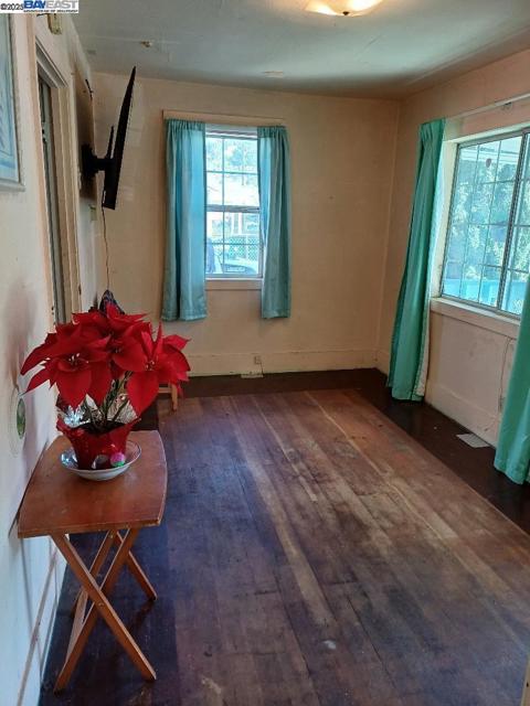 3931 Gardenia Pl, Oakland CA: https://media.crmls.org/mediaz/51defe44-454d-482d-80a3-c3e45aaad53b.jpg