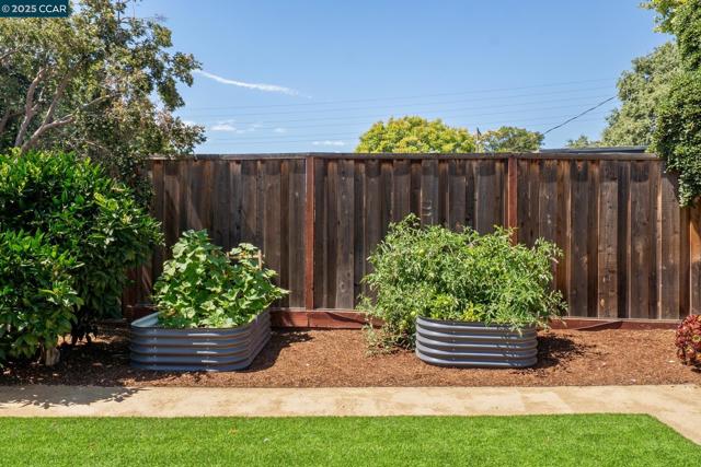 206 Santa Fe Dr, Walnut Creek CA: https://media.crmls.org/mediaz/51df2849-0071-4d54-9cd0-593a3767b98d.jpg