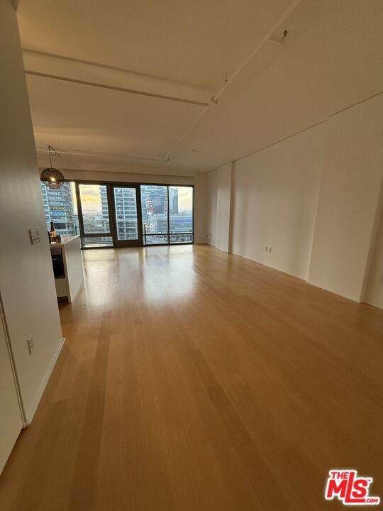 1100 S Hope Street, Los Angeles CA: https://media.crmls.org/mediaz/51df7062-0013-48ee-80bb-f0d74b38b2f6.jpg