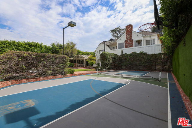628 N Elm Drive, Beverly Hills CA: https://media.crmls.org/mediaz/51e01656-0ded-4485-b475-441c4a47cd47.jpg