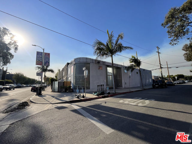 555 Rose Avenue, Venice CA: https://media.crmls.org/mediaz/51e09fe5-b247-4e10-816f-da4378139ff5.jpg