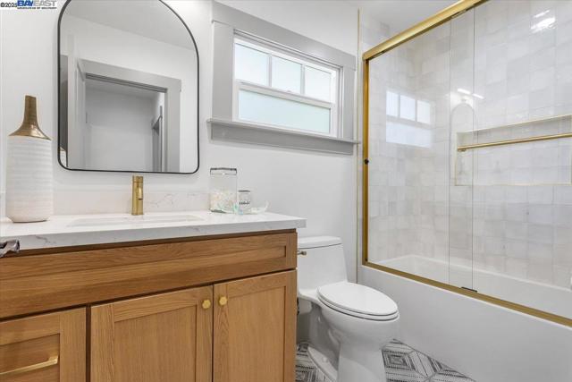 689 Santa Ray Ave, Oakland CA: https://media.crmls.org/mediaz/51e0b68e-08d1-4264-9a57-d7f28003977e.jpg